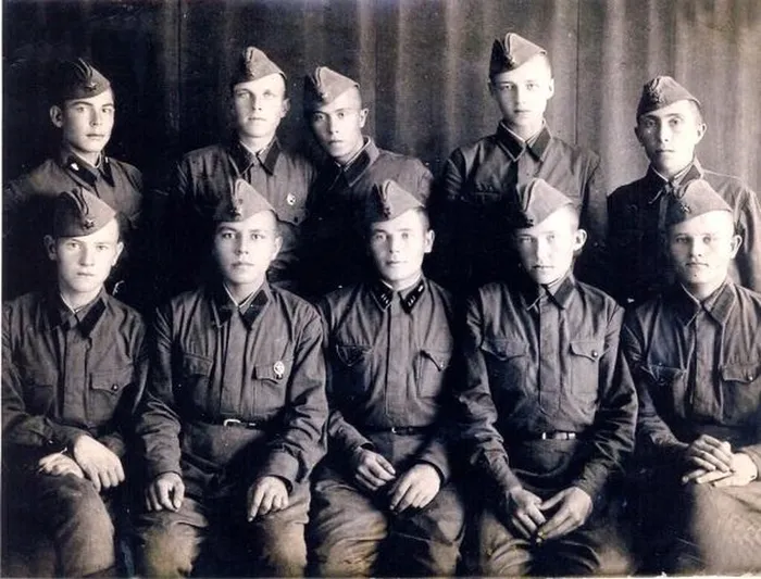 Артемьев Ф.А. 1-й ряд 2-й слева