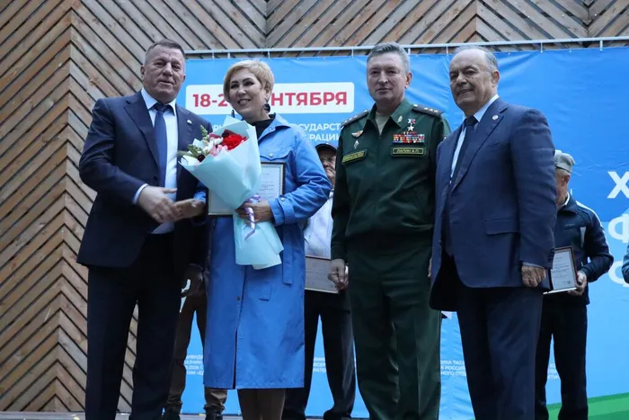 Вручение Лапиным Наталье Геннадьевне электр доска почета