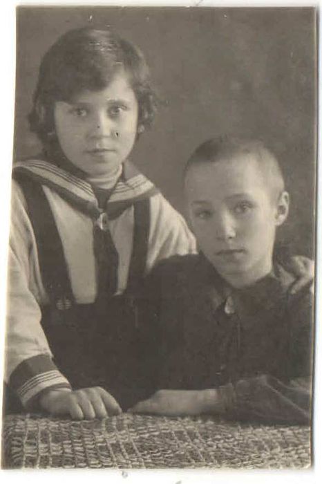 МИТК КП-4245. Татьяна Снегирева (слева) с подругой - воспитанницы Тетюшского детского дома № 91_1