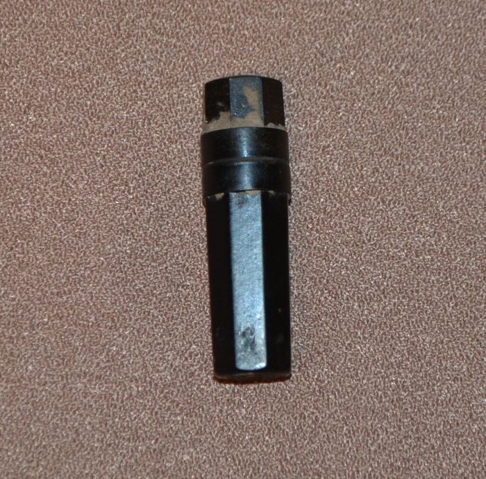 МИТК КП-4725. Смертный медальон - шестигранная капсула с завинчивающейся крышкой_1